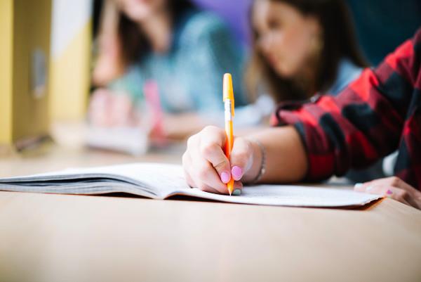 Alumna estudiando en la academia